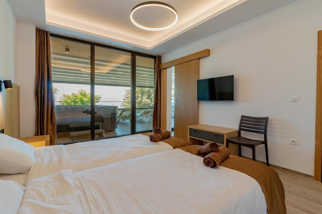 Lago Hotel Хотел 4*