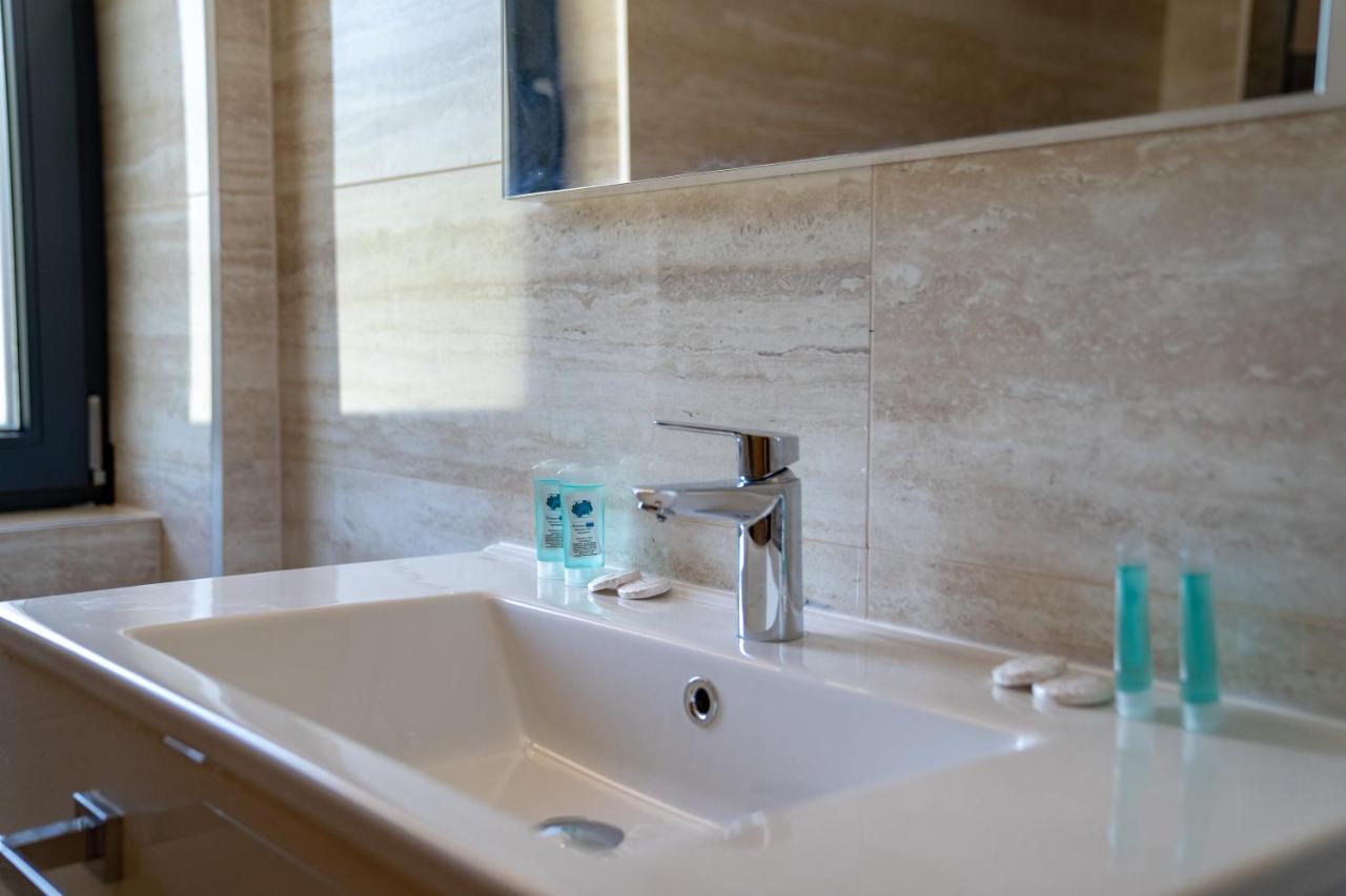 Lago Hotel Хотел 4*